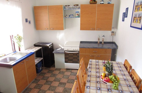 Gdinj Apartment | Three bedroom apartment near beach Cove Pobij (Hvar) (A-5633-a)