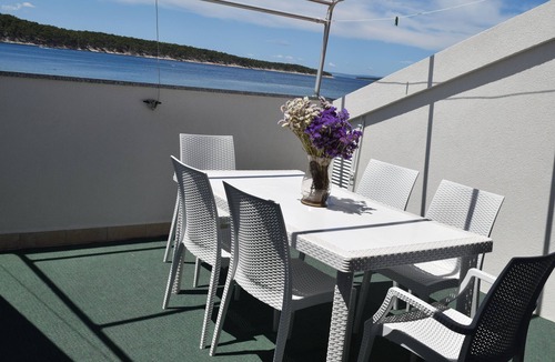 Rab Apartment | Three bedroom apartment near beach Barbat (Rab) (A-4973-a)