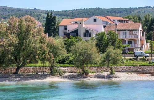 Mirce Apartment | Three bedroom apartment with terrace and sea view Mirca, Brač (A-732-b)