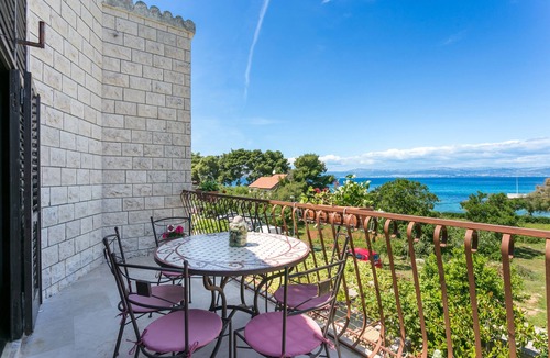 Mirce Apartment | Three bedroom apartment with terrace and sea view Mirca, Brač (A-732-b)