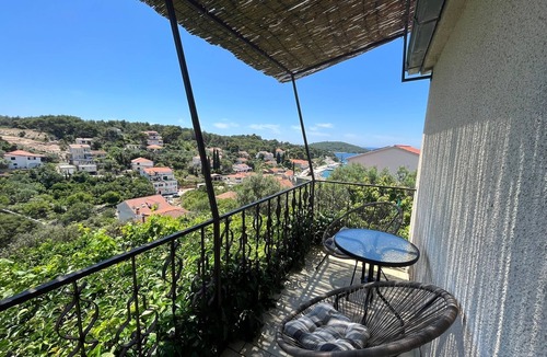 Maslinica Apartment | Three bedroom apartment with balcony and sea view Maslinica, Šolta (A-5176-a)