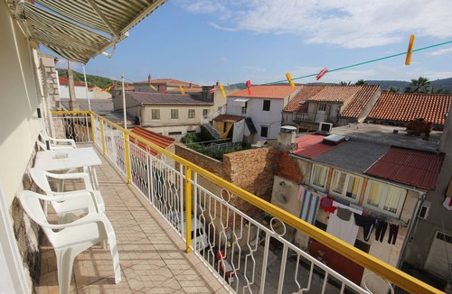 Cove Rogacic Apartment | Three bedroom apartment with terrace Vis (A-2477-b)