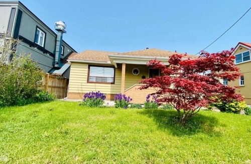 Streetsville House | Three Bedroom Bungalow with free parking, closer to commercial area and highway