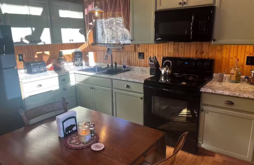 Alton Cabin | Three bedroom cabin in the woods.