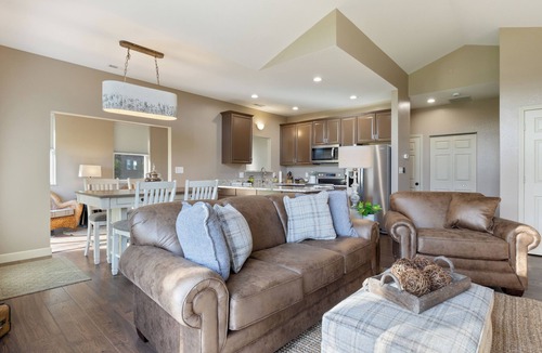Camdenton Cottage | Three-bedroom cottage overlooking 15th fairway at Old Kinderhook golf course!