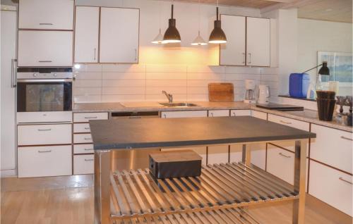 Lonne Hede House | Three-Bedroom Holiday Home In Norre Nebel