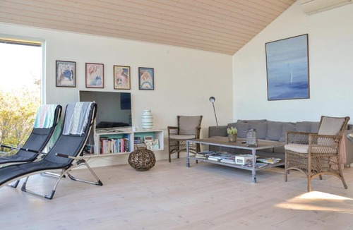 Holloselund House | Three-Bedroom Holiday Home in Tisvildeleje