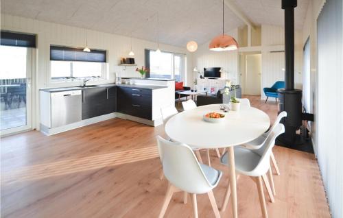 Bjerregard Strand House | Three-Bedroom Holiday Home In Hvide Sande