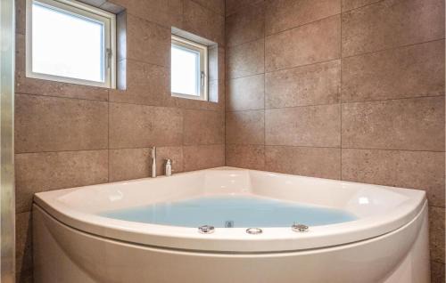 Flovt Strand House | Three-Bedroom Holiday Home In Haderslev