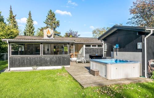 Marielyst House | Three-Bedroom Holiday Home In Vaggerlose