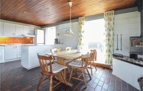 Lild Strand House | Three-Bedroom Holiday Home In Frostrup