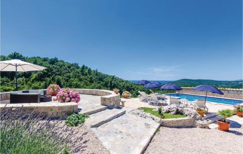 Popovici House | Three-Bedroom Holiday Home In Radovcici