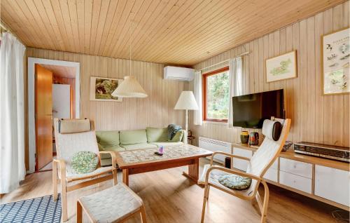 Ho House | Three-Bedroom Holiday Home Blåvand With A Fireplace 05