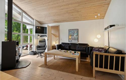 Odde House | Three-Bedroom Holiday Home Hadsund With A Fireplace 08