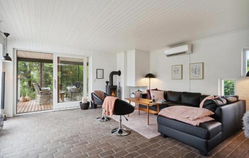 Thyholm House | Three-Bedroom Holiday Home Thyholm With A Fireplace 06