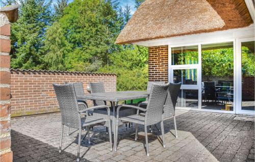 Øby House | Three-Bedroom Holiday Home In Ulfborg