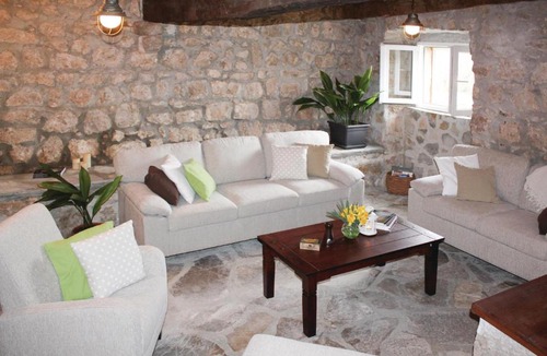 Stravca House | Three-Bedroom Holiday Home in Brotnice