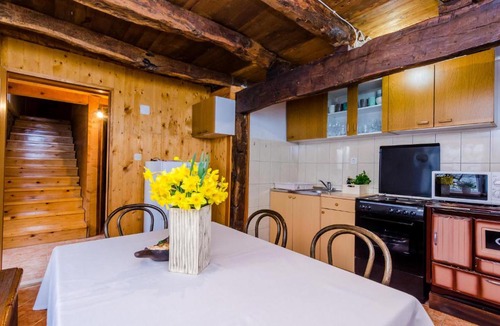 Stravca House | Three-Bedroom Holiday Home in Brotnice