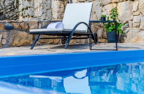 Stravca House | Three-Bedroom Holiday Home in Brotnice