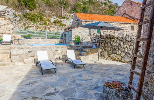 Stravca House | Three-Bedroom Holiday Home in Brotnice