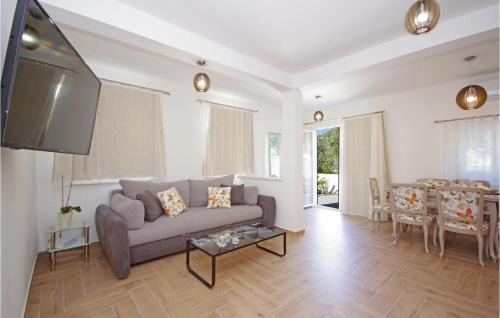 Drvenik House | Three-Bedroom Holiday Home In Drvenik
