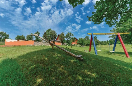 Gracac House | Three-Bedroom Holiday Home in Gracac