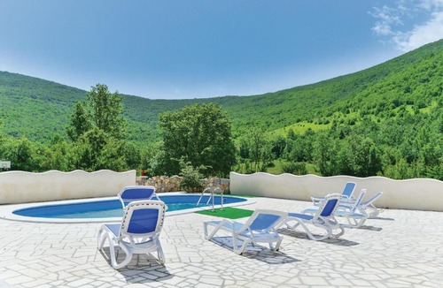 Gracac House | Three-Bedroom Holiday Home in Gracac