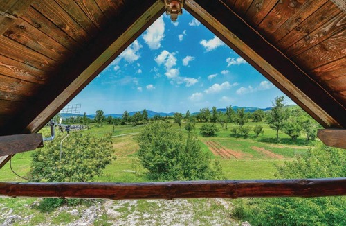 Gracac House | Three-Bedroom Holiday Home in Gracac