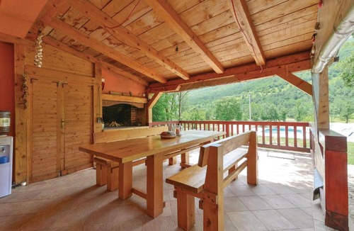 Gracac House | Three-Bedroom Holiday Home in Gracac
