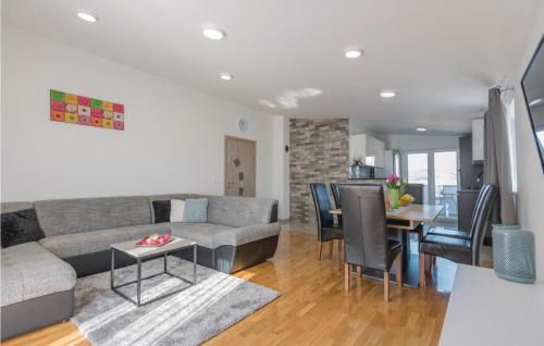 Grubine House | Three-Bedroom Holiday Home In Grubine