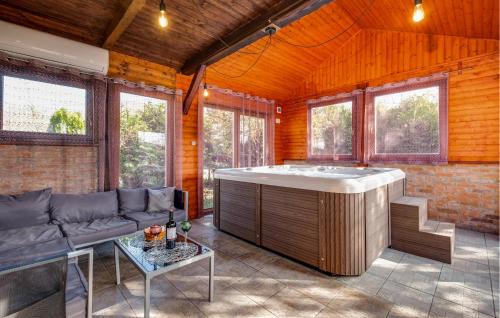 Lekenik House | Three-Bedroom Holiday Home In Lekenik