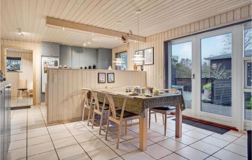Grena Strand House | Three-Bedroom Holiday Home In Grenaa