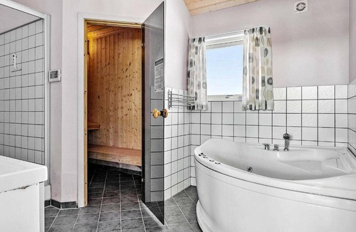 Grønninghoved Strand House | Three-Bedroom Holiday home in Sjølund 3