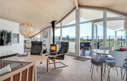 Bratten Strand House | Three-Bedroom Holiday Home In Jerup