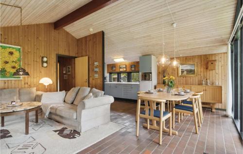 Bratten Strand House | Three-Bedroom Holiday Home In Jerup