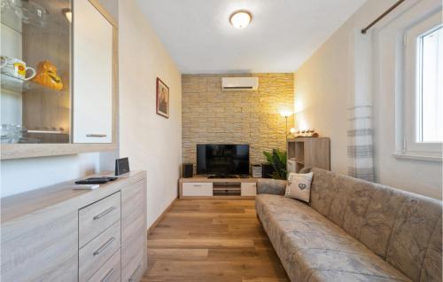 Unesic House | Three-Bedroom Holiday Home In Vinovo Donje