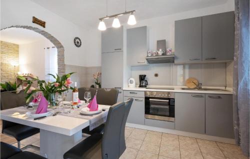 Unesic House | Three-Bedroom Holiday Home In Vinovo Donje