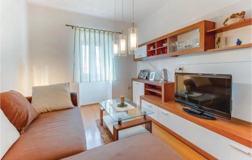 Cres House | Three-Bedroom Holiday Home In Dragozetici