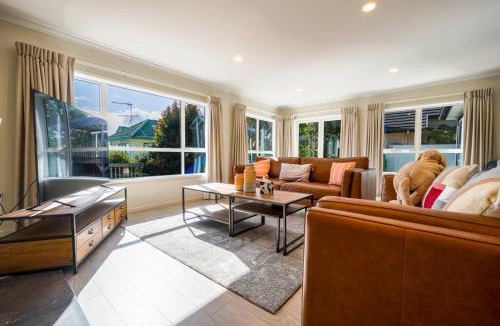 Somerville Villa | Three-Bedroom Home in Somerville