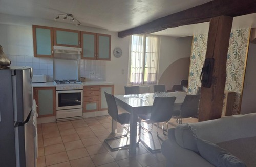 Ternant Apartment | Three Bedroom House 8 beds