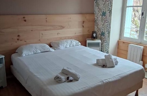 Ternant Apartment | Three Bedroom House 8 beds