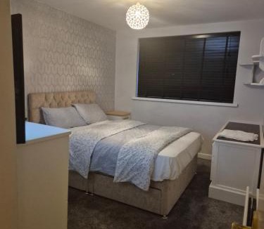 Redhill House | Three bedroom house with a garden