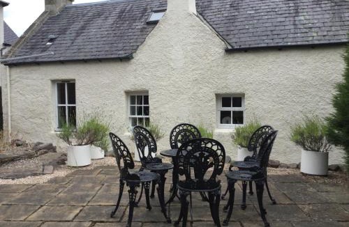 South Galson Apartment | Three-Bedroom Old Cottage Free Parking