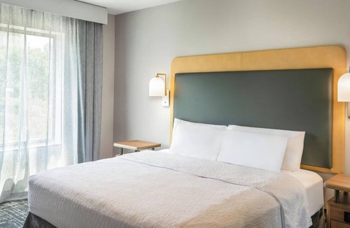 Canonsburg Hotel | Three Bright and Modern 1 King Studio Suite with Comfort and Easy Access