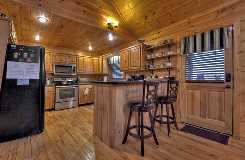 Ridgeline Vistas Cabin | Three Cubs Cottage | Pet Friendly | Fire Pit | Pool Table