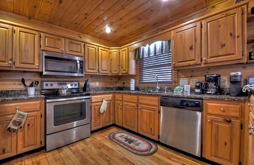 Ridgeline Vistas Cabin | Three Cubs Cottage | Pet Friendly | Fire Pit | Pool Table