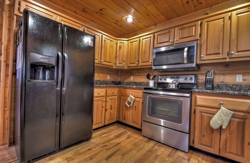 Ridgeline Vistas Cabin | Three Cubs Cottage | Pet Friendly | Fire Pit | Pool Table