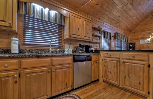 Ridgeline Vistas Cabin | Three Cubs Cottage | Pet Friendly | Fire Pit | Pool Table