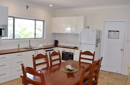 Hat Head Apartment | Three/Fifty Four Straight St Hat Head