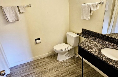 West New Haven Hotel | Three Judges Motel